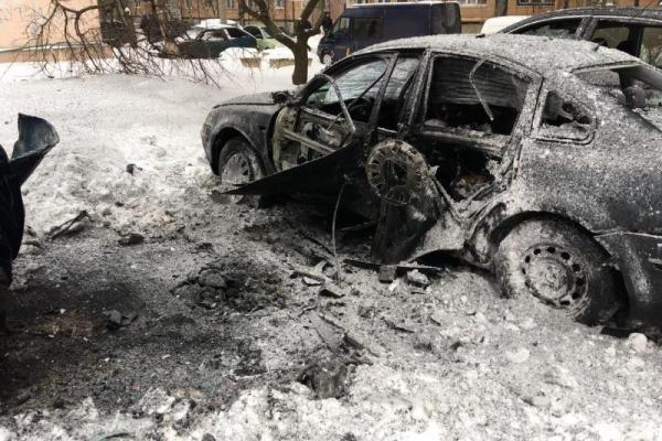 В оккупированном Донецке взорвался автомобиль: появились кадры с места происшествия В оккупированном Донецке взорвался автомобиль: появились кадры с места происшествия