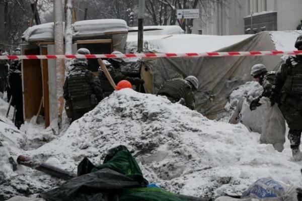 Столкновения под Радой: снесен палаточный городок, активисты задержаны Столкновения под Радой: снесен палаточный городок, активисты задержаны