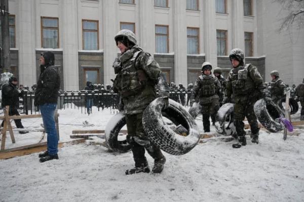 Столкновения под Радой: снесен палаточный городок, активисты задержаны Столкновения под Радой: снесен палаточный городок, активисты задержаны