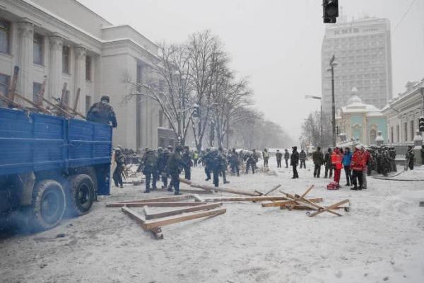 Столкновения под Радой: снесен палаточный городок, активисты задержаны Столкновения под Радой: снесен палаточный городок, активисты задержаны