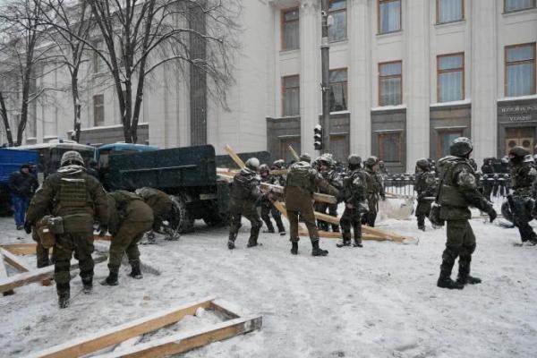 Столкновения под Радой: снесен палаточный городок, активисты задержаны Столкновения под Радой: снесен палаточный городок, активисты задержаны