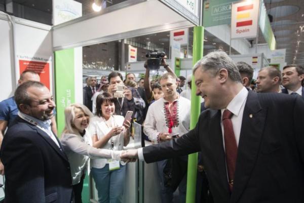 В Катаре Порошенко принял участие в открытии выставки AGRITEQ-2018 В Катаре Порошенко принял участие в открытии выставки AGRITEQ-2018