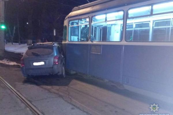 В Виннице автомобиль Hyundai столкнулся с трамваем: в авто обнаружили оружие и наркотики В Виннице автомобиль Hyundai столкнулся с трамваем: в авто обнаружили оружие и наркотики