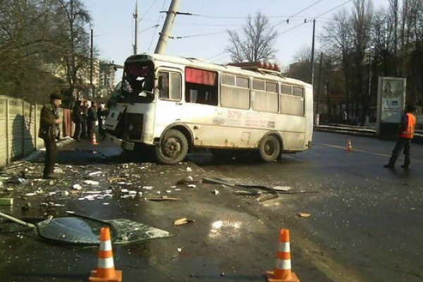 В Виннице автобус с пассажирами столкнулся с автомобилем Peugeot Expert: пострадали 4 человека В Виннице автобус с пассажирами столкнулся с автомобилем Peugeot Expert: пострадали 4 человека