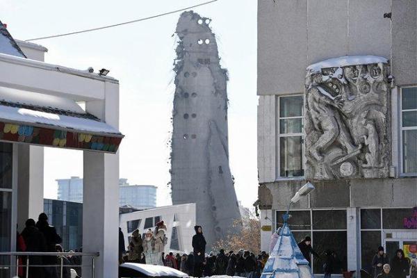 В российском Екатеринбурге взрывом разрушена 230-метровая телебашня