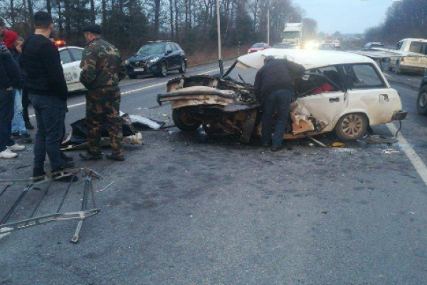 На Львовщине столкнулись автомобиль "ВАЗ" и туристический автобус: погиб водитель легковушки На Львовщине столкнулись автомобиль "ВАЗ" и туристический автобус: погиб водитель легковушки