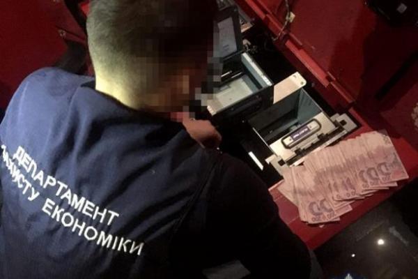 В Харькове под видом интернет-клубов действовала сеть подпольных игорных заведений В Харькове под видом интернет-клубов действовала сеть подпольных игорных заведений