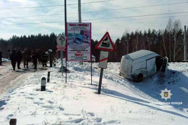 В Полтавской области на переезде столкнулись микроавтобус и пассажирский поезд В Полтавской области на переезде столкнулись микроавтобус и пассажирский поезд