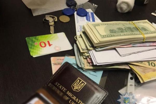 На Одесчине сотрудник ГМС за деньги помогал иностранцам получать гражданство Украины На Одесчине сотрудник ГМС за деньги помогал иностранцам получать гражданство Украины