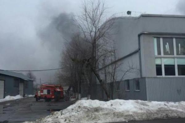 В Киеве спасатели предотвратили взрыв газовых баллонов в помещении горящего склада В Киеве спасатели предотвратили взрыв газовых баллонов в помещении горящего склада