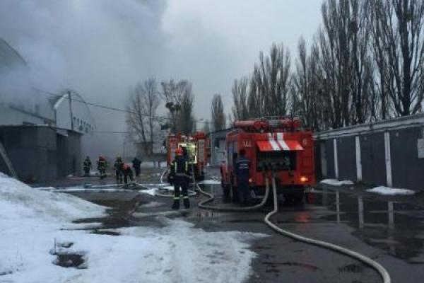 В Киеве спасатели предотвратили взрыв газовых баллонов в помещении горящего склада В Киеве спасатели предотвратили взрыв газовых баллонов в помещении горящего склада