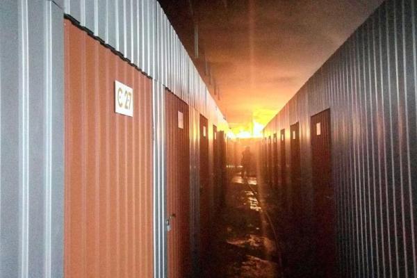 В Киеве спасатели предотвратили взрыв газовых баллонов в помещении горящего склада В Киеве спасатели предотвратили взрыв газовых баллонов в помещении горящего склада