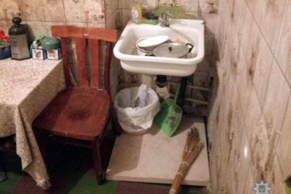 В Мариуполе горе-мамаша на 3 дня бросила трех малолетних детей одних в квартире  В Мариуполе горе-мамаша на 3 дня бросила трех малолетних детей одних в квартире