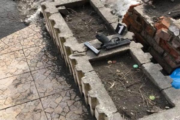 В Киеве недовольный покупатель начал стрелять в магазине: ранена женщина В Киеве недовольный покупатель начал стрелять в магазине: ранена женщина