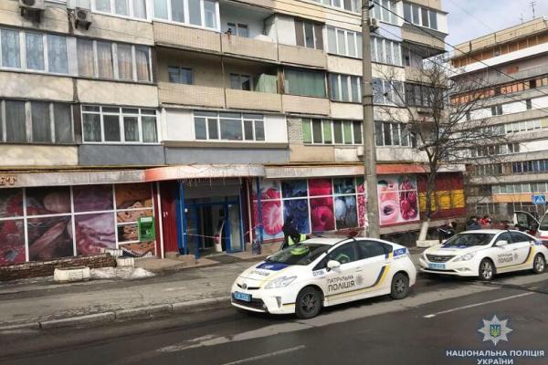 В Киеве недовольный покупатель начал стрелять в магазине: ранена женщина В Киеве недовольный покупатель начал стрелять в магазине: ранена женщина