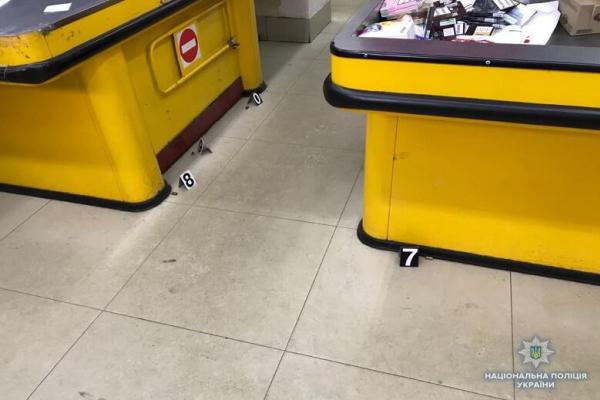 В Киеве недовольный покупатель начал стрелять в магазине: ранена женщина В Киеве недовольный покупатель начал стрелять в магазине: ранена женщина