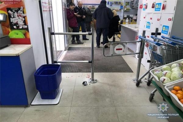 В Киеве недовольный покупатель начал стрелять в магазине: ранена женщина В Киеве недовольный покупатель начал стрелять в магазине: ранена женщина