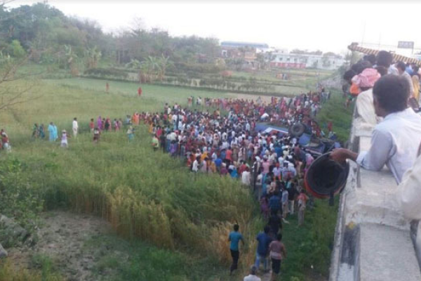 В Индии 12 человек погибли и 40 ранены в результате падения автобуса с моста