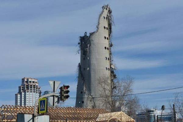 В российском Екатеринбурге взрывом разрушена 230-метровая телебашня
