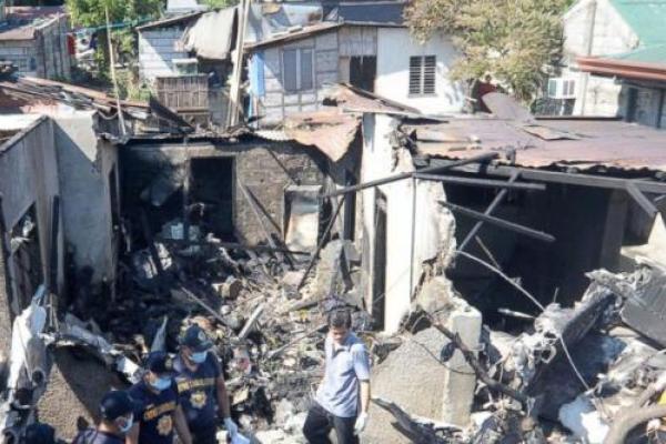 На Филиппинах самолет, рухнувший на жилой дом, убил целую семью