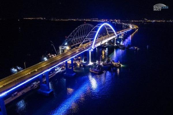 На Керченский мост установили подсветку: опубликованы ночные фото и видео 