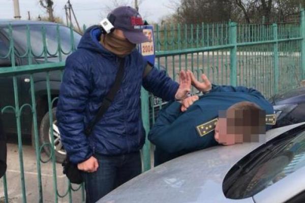 На взятке попался инспектор таможни на Волыни