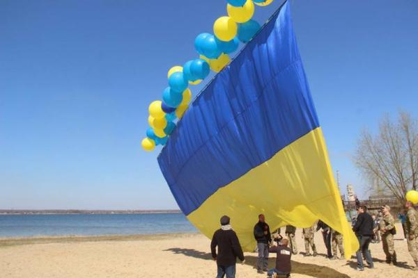В сторону оккупированной Горловки запустили флаг Украины и желто-голубые шары В сторону оккупированной Горловки запустили флаг Украины и желто-голубые шары