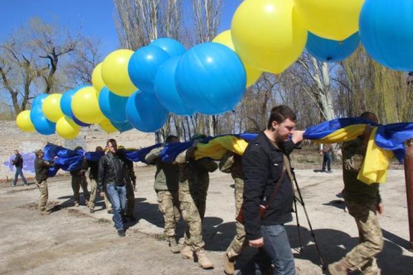 В сторону оккупированной Горловки запустили флаг Украины и желто-голубые шары В сторону оккупированной Горловки запустили флаг Украины и желто-голубые шары