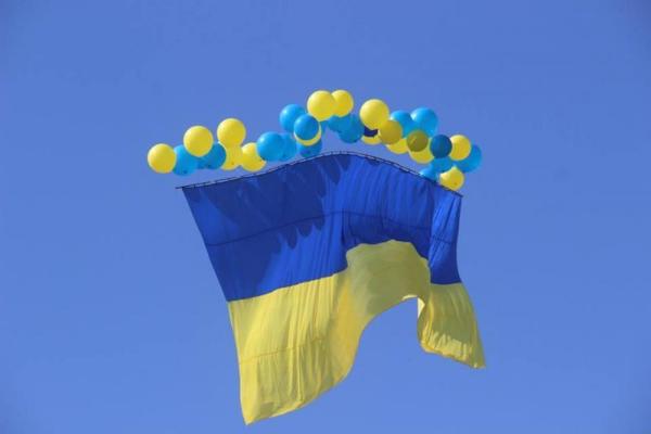 В сторону оккупированной Горловки запустили флаг Украины и желто-голубые шары В сторону оккупированной Горловки запустили флаг Украины и желто-голубые шары