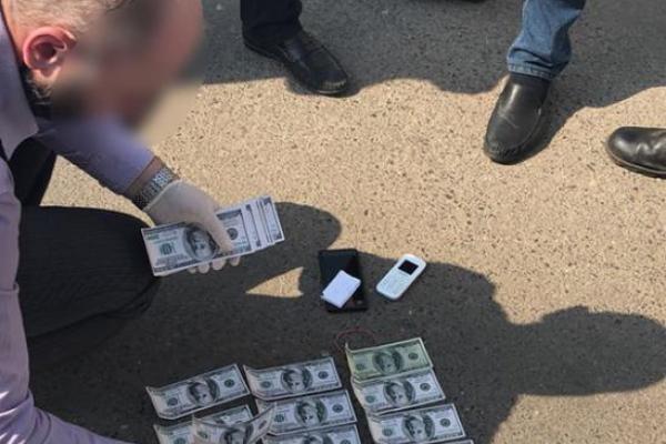 На вымогательстве и взяточничестве погорели два офицера полиции на Днепропетровщине На вымогательстве и взяточничестве погорели два офицера полиции на Днепропетровщине