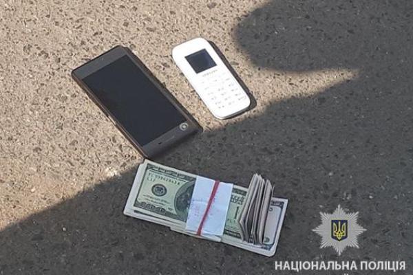 На вымогательстве и взяточничестве погорели два офицера полиции на Днепропетровщине На вымогательстве и взяточничестве погорели два офицера полиции на Днепропетровщине
