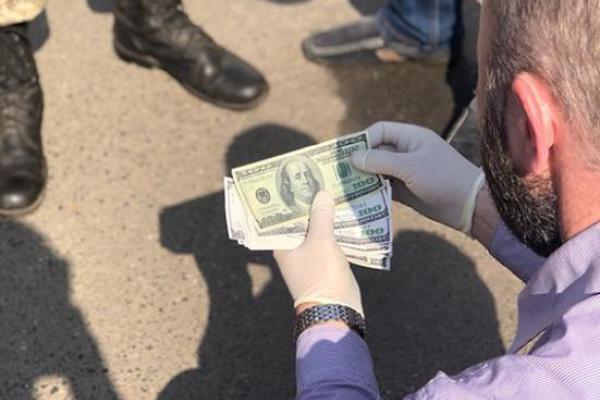 На вымогательстве и взяточничестве погорели два офицера полиции на Днепропетровщине На вымогательстве и взяточничестве погорели два офицера полиции на Днепропетровщине