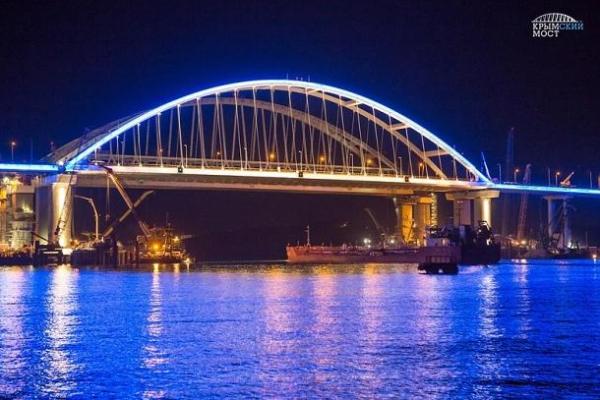 На Керченский мост установили подсветку: опубликованы ночные фото и видео 