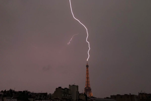 Знаменитую Эйфелеву башню поразила молния: потрясающие кадры Знаменитую Эйфелеву башню поразила молния: потрясающие кадры
