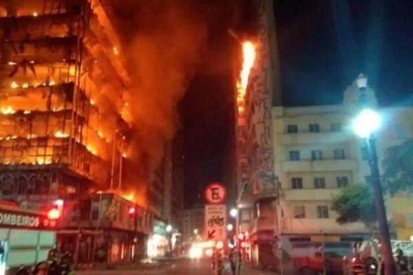 Масштабный пожар в Сан-Паулу: обрушилась 26-этажная жилая высотка, спасатели ведут поиск людей Масштабный пожар в Сан-Паулу: обрушилась 26-этажная жилая высотка, спасатели ведут поиск людей