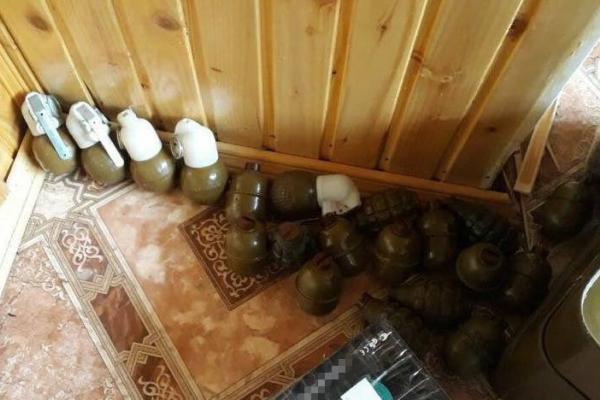 СБУ изъяла у жителя Прикарпатья большой арсенал оружия и боеприпасов СБУ изъяла у жителя Прикарпатья большой арсенал оружия и боеприпасов