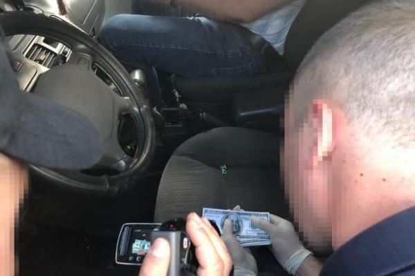 В Днепре на взятке попался чиновник Нацполиции