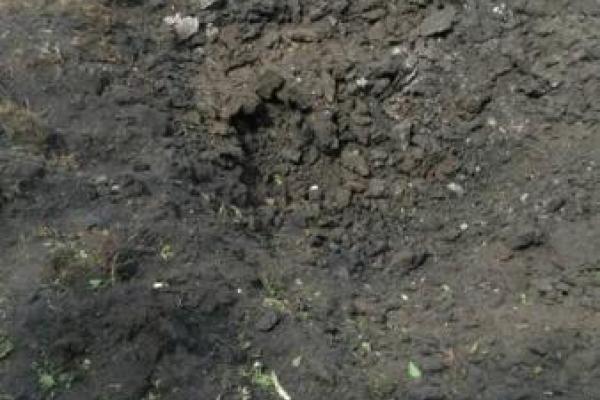 Боевики обстреляли Зайцево: зафиксировано прямое попадание мины в частный дом Боевики обстреляли Зайцево: зафиксировано прямое попадание мины в частный дом