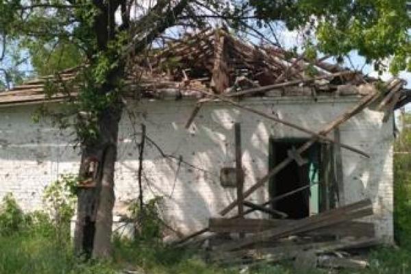 Боевики обстреляли Зайцево: зафиксировано прямое попадание мины в частный дом Боевики обстреляли Зайцево: зафиксировано прямое попадание мины в частный дом