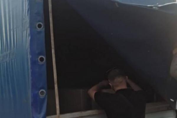 Возле КПВВ "Майорское" задержан грузовик с контрафактными сигаретами из ОРДЛО Возле КПВВ "Майорское" задержан грузовик с контрафактными сигаретами из ОРДЛО