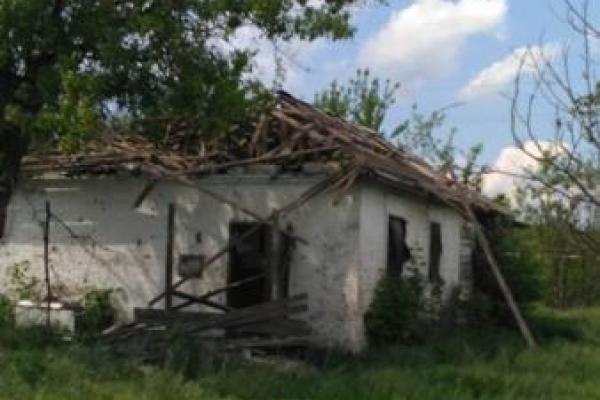 Боевики обстреляли Зайцево: зафиксировано прямое попадание мины в частный дом Боевики обстреляли Зайцево: зафиксировано прямое попадание мины в частный дом