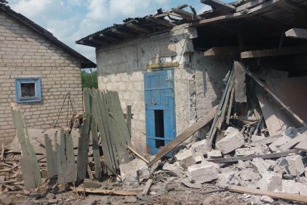 Боевики обстреляли Зайцево: разрушен частный дом, ранен мирный житель