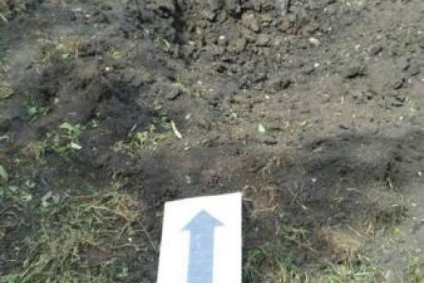 Боевики обстреляли Зайцево: зафиксировано прямое попадание мины в частный дом Боевики обстреляли Зайцево: зафиксировано прямое попадание мины в частный дом