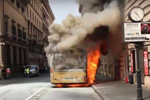 В Риме на глазах у пассажиров дотла сгорел автобус Mercedes Citaro