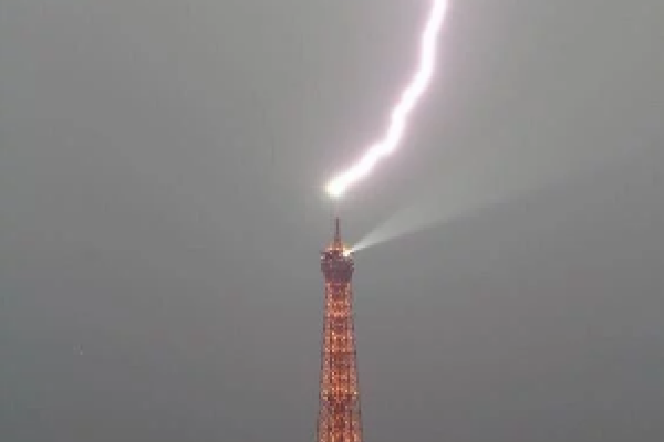 Знаменитую Эйфелеву башню поразила молния: потрясающие кадры Знаменитую Эйфелеву башню поразила молния: потрясающие кадры