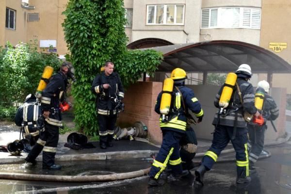 Одесские спасатели эвакуировали жильцов многоэтажного жилого дома из-за пожара в подземном паркинге Одесские спасатели эвакуировали жильцов многоэтажного жилого дома из-за пожара в подземном паркинге