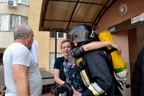 Одесские спасатели эвакуировали жильцов многоэтажного жилого дома из-за пожара в подземном паркинге Одесские спасатели эвакуировали жильцов многоэтажного жилого дома из-за пожара в подземном паркинге