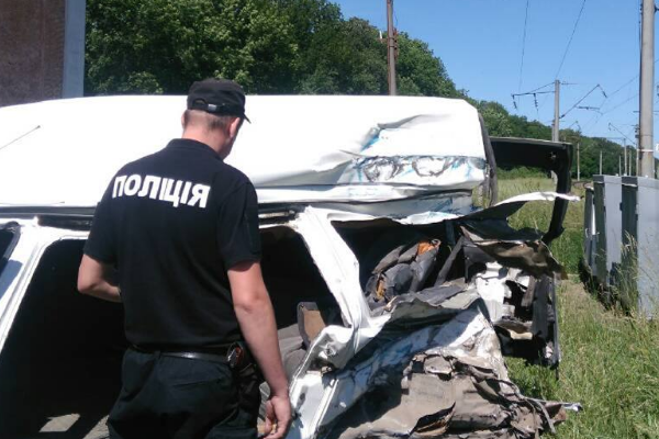 Смертельное столкновение поезда и микроавтобуса на Одесчине: погибла женщина, есть раненые