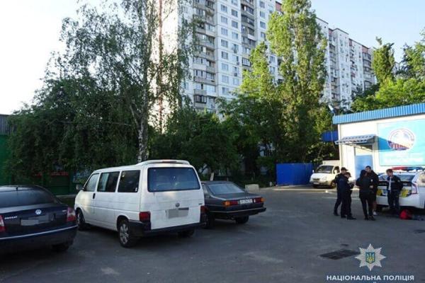 В Киеве полиция по горячим следам задержала двух приятелей, ранивших ножом прохожего В Киеве полиция по горячим следам задержала двух приятелей, ранивших ножом прохожего