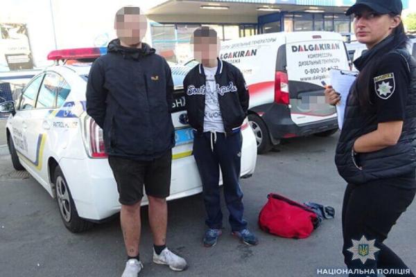 В Киеве полиция по горячим следам задержала двух приятелей, ранивших ножом прохожего В Киеве полиция по горячим следам задержала двух приятелей, ранивших ножом прохожего
